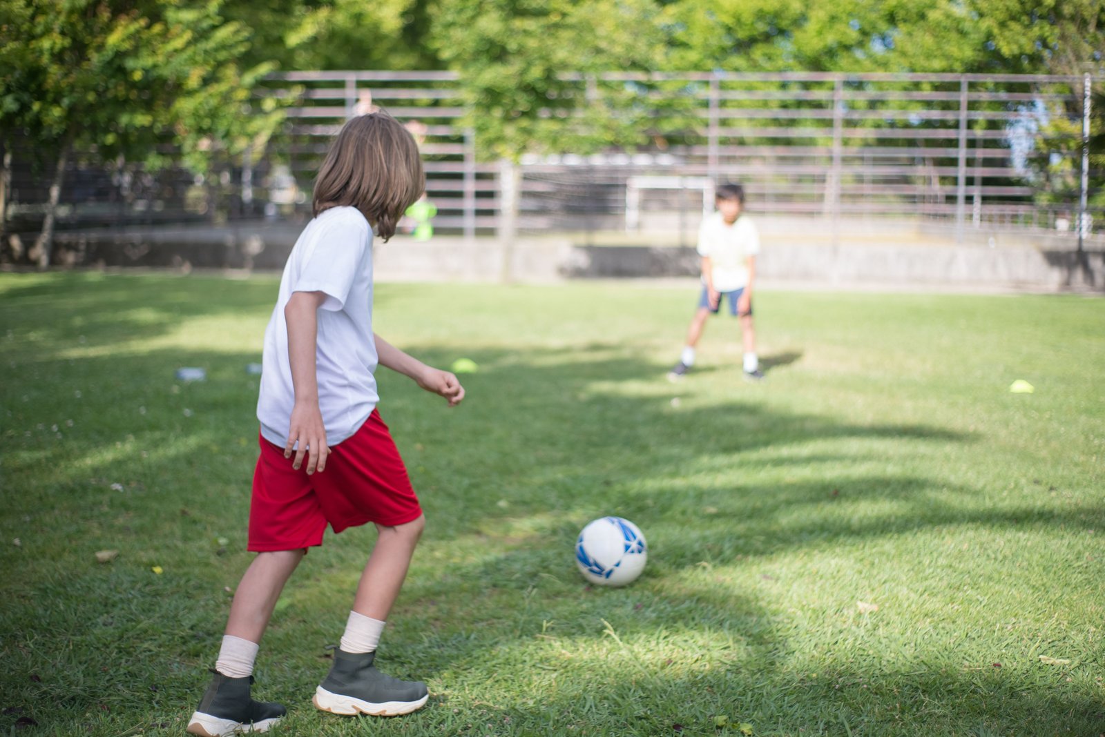 Uniformes deportivos Happy College — prendas funcionales para actividades escolares